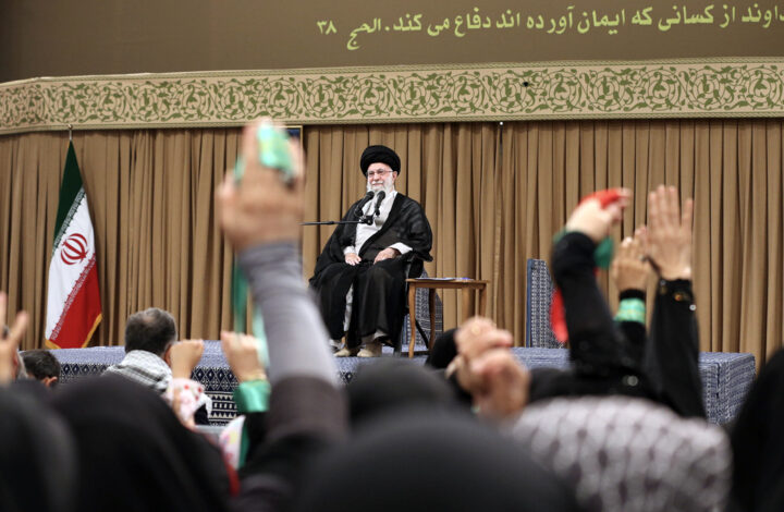 جمعی از دانشآموزان و دانشجویان به دیدار رهبر انقلاب میروند
