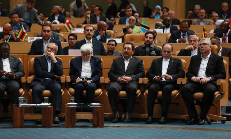 به گزارش ریال آنلاین: رئیس کل سازمان توسعه تجارت ایران با بیان این مطلب در سومین اجلاس همکاریهای ایران و آفریقا ضمن ابراز همدردی با خانوادههای داغدار حادثه بندر شهید رجایی، گفت: بنده نیز به سهم خودم بابت این حادثه تلخ عرض تسلیت دارم و برای مجروحان این حادثه آرزوی سلامتی میکنم.
