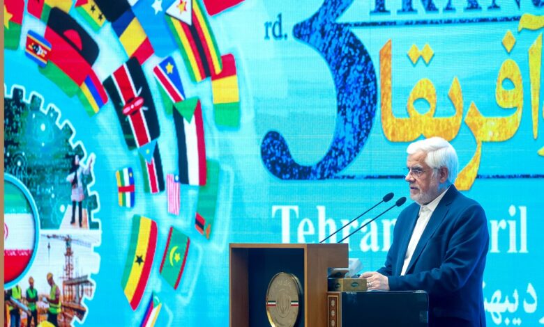 به گزارش پارسیان، معاون اول رئیس‌جمهور با بیان این مطلب در سومین اجلاس همکاری‌های ایران و آفریقا که با حضور رئیس جمهور و نمایندگان ۵۱ کشور آفریقایی در سالن اجلاس سران کشورهای اسلامی برگزار شد، با اشاره به تلاش‌های جمهوری اسلامی ایران برای توسعه همکاری‌های منطقه‌ای و فرامنطقه‌ای، گفت: ما توانسته‌ایم در مواجهه با چالش‌های سیاسی و اقتصادی الگوی پایدار رشد و پیشرفت را به جهانیان عرضه کنیم و در این بستر، همکاری جمهوری اسلامی ایران با کشورهای آفریقایی بر پایه اصول انسانی، عدالت محوری، کرامت ملت‌ها و اشتراکات تاریخی و تمدنی استوار و پیش خواهد رفت.