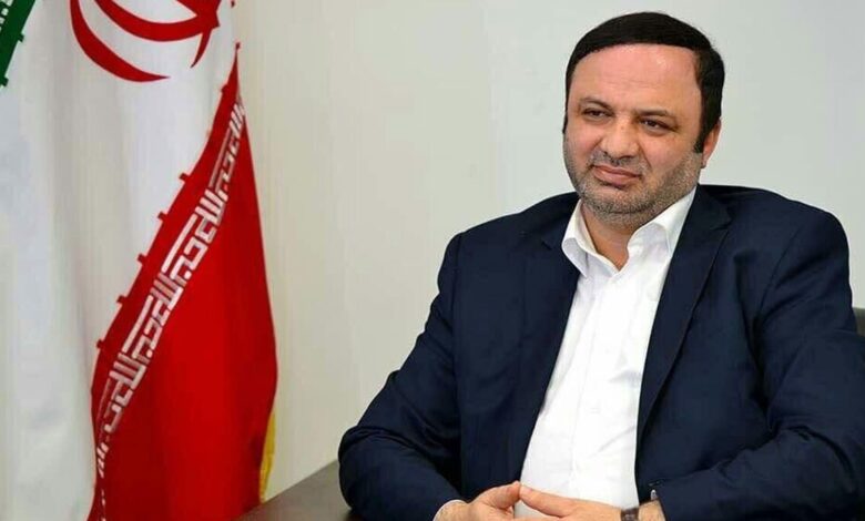 به گزارش پارسیان: رضا مسرور؛ دبیر شورای عالی مناطق آزاد تجاری و صنعتی و ویژه اقتصادی در یادداشتی در رونامه اعتماد عنوان کرد: این رویکرد، فراتر از یک تغییر سیاست مقطعی، تلاشی برای معکوس کردن روند صنعتیزدایی آمریکا، تضعیف شاخص دلار، و کاهش کسری تراز تجاری است تا بنیانهای قدرت اقتصادی و نظامی این کشور را در بلندمدت تحکیم بخشد.