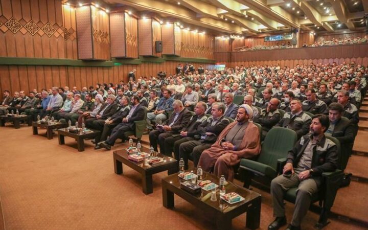 ذوب‌آهن اصفهان یك لشكر جهاد در میدان تولید است