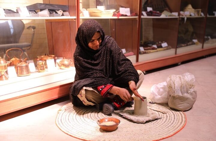 بازدید معاون صنایع‌دستی وزیر میراث فرهنگی از نمایشگاه هنرمندان سیستان و بلوچستان
