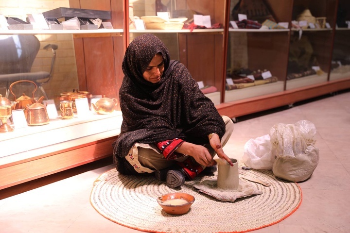بازدید معاون صنایع‌دستی وزیر میراث فرهنگی از نمایشگاه هنرمندان سیستان و بلوچستان