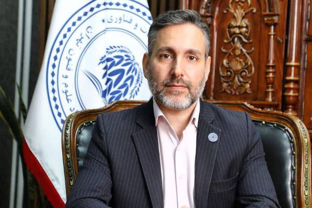 به گزارش پارسیان: داود مسعودی، مدیر اندیشکده حکمرانی هوشمند و رئیس کمیسیون اقتصاد دیجیتال و هوش مصنوعی اتاق بازرگانی مشترک ایران و آفریقا، در آستانه برگزاری این نمایشگاه با تأکید بر اهمیت تحول دیجیتال در صنعت حمل‌ونقل گفت: «صنعت حمل‌ونقل و لجستیک، به عنوان ستون فقرات اقتصاد ملی، با چالش‌های متعددی نظیر نوسانات تقاضا، ناکارآمدی زیرساخت‌ها و پیچیدگی‌های زنجیره تأمین مواجه است که پاسخگویی به این چالش‌ها، نیازمند بهره‌گیری گسترده از فناوری‌های نوین از جمله هوش مصنوعی، اینترنت اشیاء و تحلیل داده‌های کلان است.»