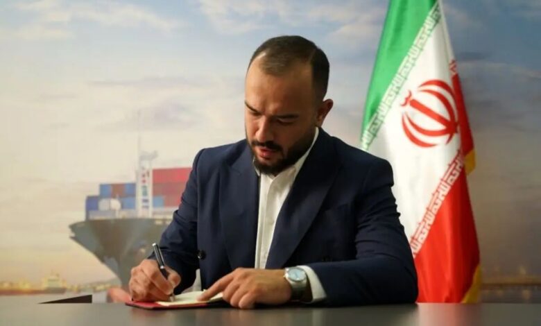 به  گزارش پارسیان: محمد اورعی با اشاره به فعالیت‌های هلدینگ اتحاد گفت: این مجموعه از سال ۱۳۹۸ فعالیت خود را آغاز کرده و اکنون با بیش از ۷۰ نفر پرسنل، یکی از تیم‌های بزرگ در حوزه کشتیرانی و حمل‌ونقل بین‌المللی کشور محسوب می‌شود. خدمات ما شامل حمل‌ونقل بین‌المللی، خدمات بندری و جابه‌جایی کالا است.