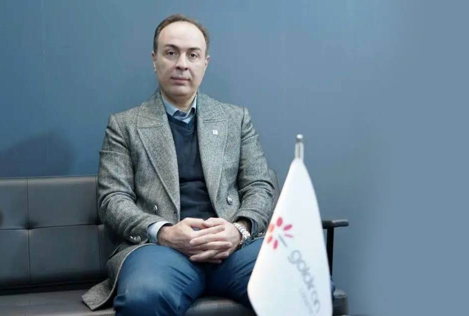 به گزارش پارسیان: امیر مقاریان با تأکید بر اینکه هوشمندسازی در صنعت لجستیک نقش حیاتی دارد، افزود: «با استفاده از فناوری‌هایی مانند سیستم‌های مدیریت هوشمند ناوگان، ردیابی لحظه‌ای محموله‌ها و تحلیل داده‌های عملیاتی، می‌توان بهره‌وری را افزایش داد، خدمات را بهینه‌سازی کرد و سرعت و دقت در زنجیره تأمین را به سطحی بالاتر رساند.»