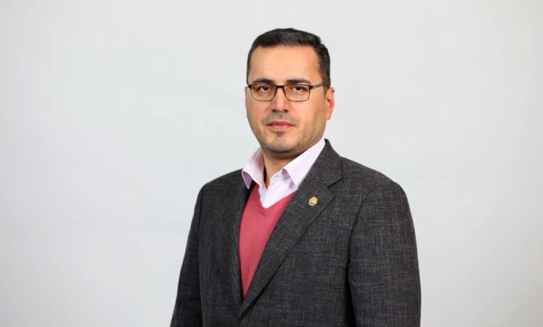 به گزارش پارسیان: جعفر بلوک آذری با تاکید براینکه همراه اول، به عنوان بزرگترین اپراتور مخابراتی ایران نقش کلیدی در اکوسیستم دیجیتال کشور ایفا می‌کند و فراتر از خدمات پایه مثل voice و پیامک و بسته‌های داده، بر توسعه راهکارهای هوشمند مبتنی بر AI تمرکز دارد، تصریح کرد: تاکنون در حوزه‌های مختلف شهر هوشمند نظیر هوشمندسازی مصرف انرژی، داشبوردهاي داده محور، خانه و ساختمان هوشمند، آبیاری هوشمند، مدیریت هوشمند تردد، حتی حوزه‌های نوین ارائه خدمات دیجیتال مانند سلامت، کشاورزي و گردشگری ورود کرده‌ایم. در این راستا همواره یکی از نقاط اتکای ما در همراه اول بهره‌گیری از ظرفیت‌های اپراتوری و اعمال الگوریتم‌های هوش مصنوعی به منظور بهینه‌سازی فرآیندها و کاهش هزینه‌ها و رفع ناترازی‌ها بوده است.