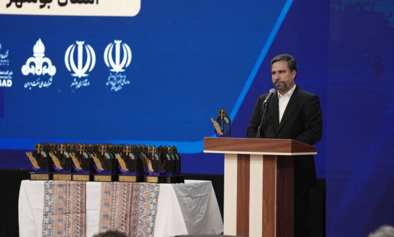 به گزارش پارسیان به نقل از روابط عمومی شرکت عملیات غیرصنعتی پازارگاد؛ مدیر عامل شرکت پازارگاد در این مراسم با اشاره به نقش علم و دانش در پیشرفت هر جامعهای، تأکید کرد: “منشا قدرت یک ملت علم و اندیشه است و ملتی پیروز میشود که صاحب علم باشد.”