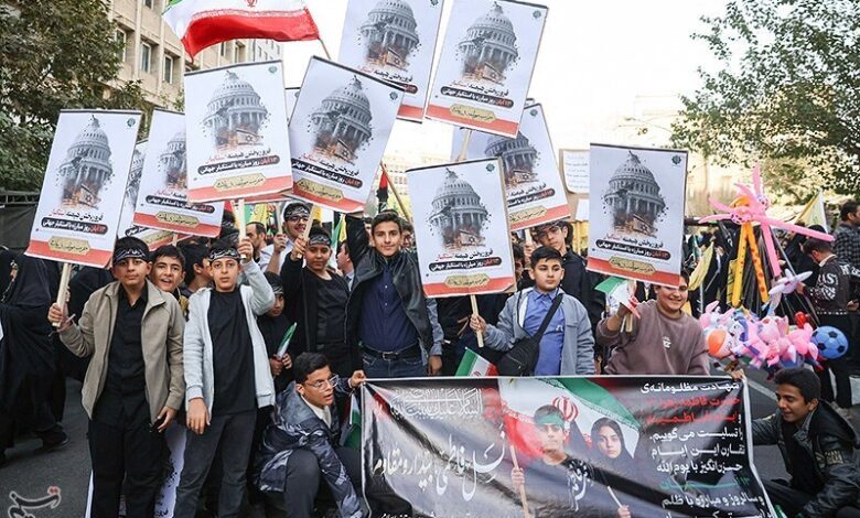 راه‌پیمایان ۱۳ آبان