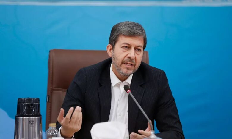 به گزارش پارسیان: او با ظاهری آرام، اما باطنی پرشور، حقیقتاً در حال دوندگی خستگی ناپذیر است؛ به تمام نقاط سرکشی می‌کند و از جزئیات امور آگاه می‌شود.