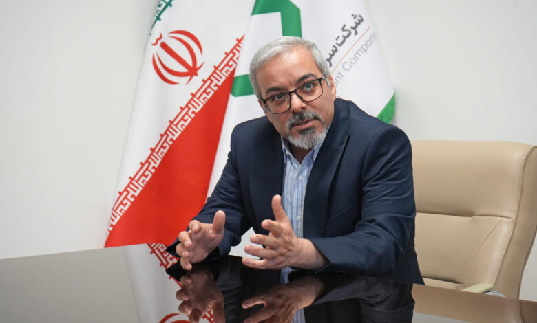 به گزارش پرس ایران: در سال‌های اخیر، صنعت ایران چهره‌ای شاخص در این عرصه شناخته است؛ سیدعلیرضا سیاسی‌راد. او از جمله مدیرانی است که در مسیر علمی، حرفه‌ای و اجرایی، ترکیب منحصربه‌فردی از دانش آکادمیک، تجربه صنعتی و درک سیاستگذاری کلان را به نمایش گذاشته است.