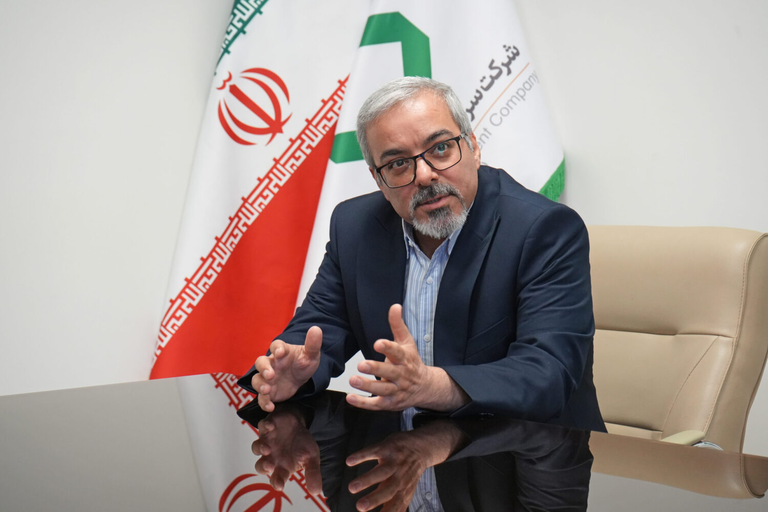 به گزارش پرس ایران: در سال‌های اخیر، صنعت ایران چهره‌ای شاخص در این عرصه شناخته است؛ سیدعلیرضا سیاسی‌راد. او از جمله مدیرانی است که در مسیر علمی، حرفه‌ای و اجرایی، ترکیب منحصربه‌فردی از دانش آکادمیک، تجربه صنعتی و درک سیاستگذاری کلان را به نمایش گذاشته است.