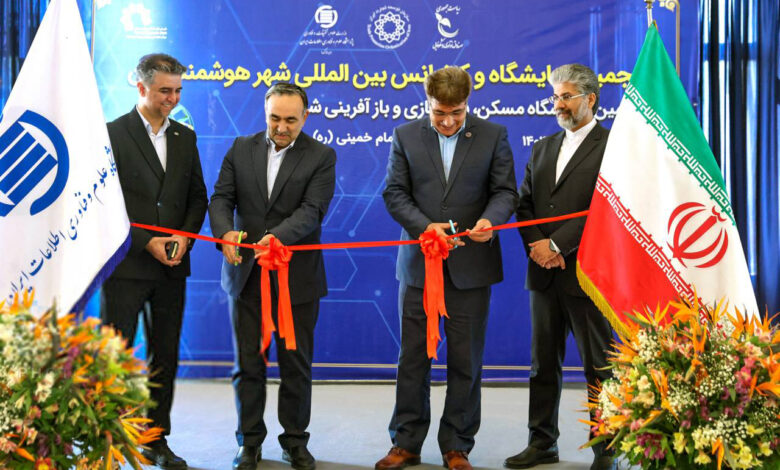 به گزارش پارسیان: مصلای بزرگ تهران این روزها میزبان بزرگ‌ترین رویداد فناورانه کشور به عبارتی ششمین نمایشگاه و کنفرانس شهر هوشمند و هوش مصنوعی ایران است، رخدادی که تلاشی در راستای ساخت ایران هوشمند، پایدار و فناوری ‌محور به شمار می‌رود و توسعه زیرساخت‌های شهری هوشمند، ترویج نوآوری، همچنین تبادل تجارب میان بخش‌های علمی، صنعتی و مدیریتی کشور از اهداف مهم مدنظر آن است، علاوه براین حکمرانی هوش مصنوعی برای ارتقای شهر هوشمند، پیوند دانش، نوآوری و مدیریت شهری، ترسیم مسیر تازه‌ را برای آینده شهر‌های کشور، ارتقا، کیفیت زندگی شهروندان، بهینه‌سازی خدمات شهری و فراهم آوردن محیطی پایدار و ایمن برای همه در آن مورد توجه قرار دارد.