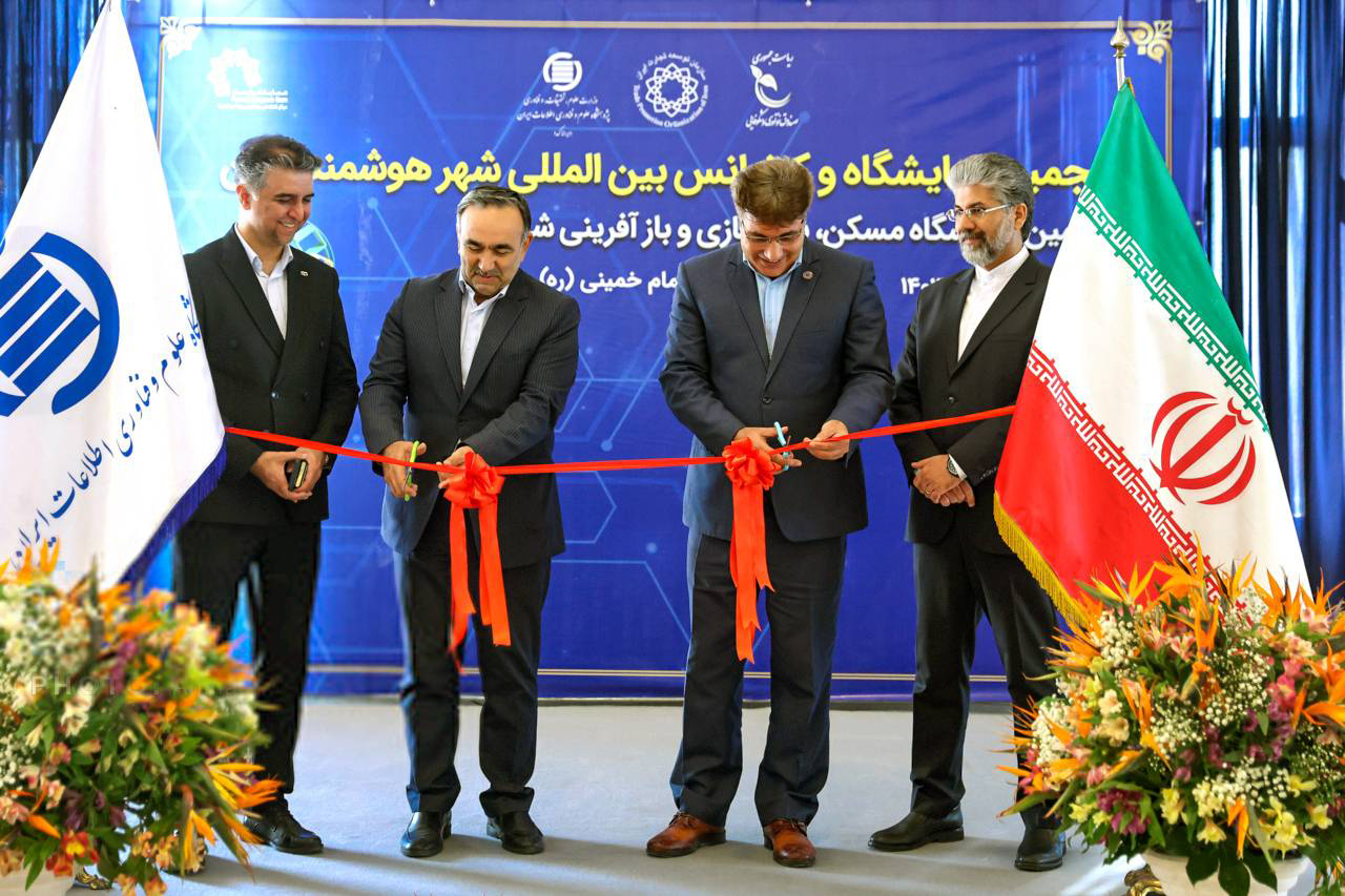 به گزارش پارسیان: مصلای بزرگ تهران این روزها میزبان بزرگ‌ترین رویداد فناورانه کشور به عبارتی ششمین نمایشگاه و کنفرانس شهر هوشمند و هوش مصنوعی ایران است، رخدادی که تلاشی در راستای ساخت ایران هوشمند، پایدار و فناوری ‌محور به شمار می‌رود و توسعه زیرساخت‌های شهری هوشمند، ترویج نوآوری، همچنین تبادل تجارب میان بخش‌های علمی، صنعتی و مدیریتی کشور از اهداف مهم مدنظر آن است، علاوه براین حکمرانی هوش مصنوعی برای ارتقای شهر هوشمند، پیوند دانش، نوآوری و مدیریت شهری، ترسیم مسیر تازه‌ را برای آینده شهر‌های کشور، ارتقا، کیفیت زندگی شهروندان، بهینه‌سازی خدمات شهری و فراهم آوردن محیطی پایدار و ایمن برای همه در آن مورد توجه قرار دارد.