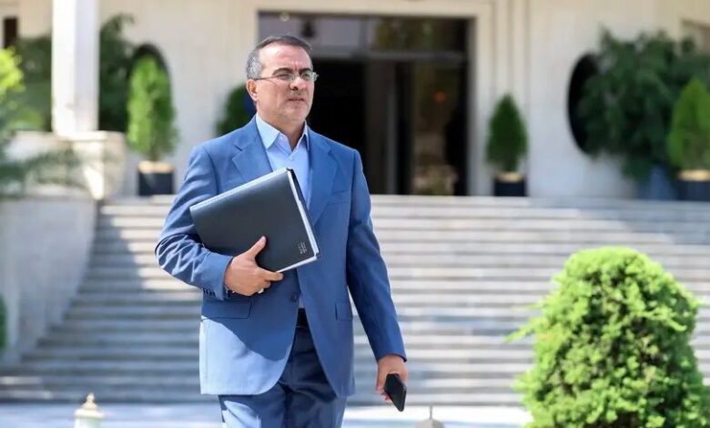 به گزارش پارسیان به نقل از ستاد خبری نمایشگاه: این رویداد با هدف معرفی آخرین دستاوردها، فناوری‌ها و راهکارهای نوین در حوزه مدیریت یکپارچه شهری، شهرسازی دیجیتال و خدمات هوشمند، برگزار شده است. مراسم افتتاحیه با حضور هیئت بلندپایه‌ای از مقامات رسمی، شامل نمایندگان مجلس شورای اسلامی، معاونین وزارتخانه‌های علوم، تحقیقات و فناوری کشور و همچنین مدیران ارشد سازمان‌ها و شرکت‌های دولتی و خصوصی همراه بود.