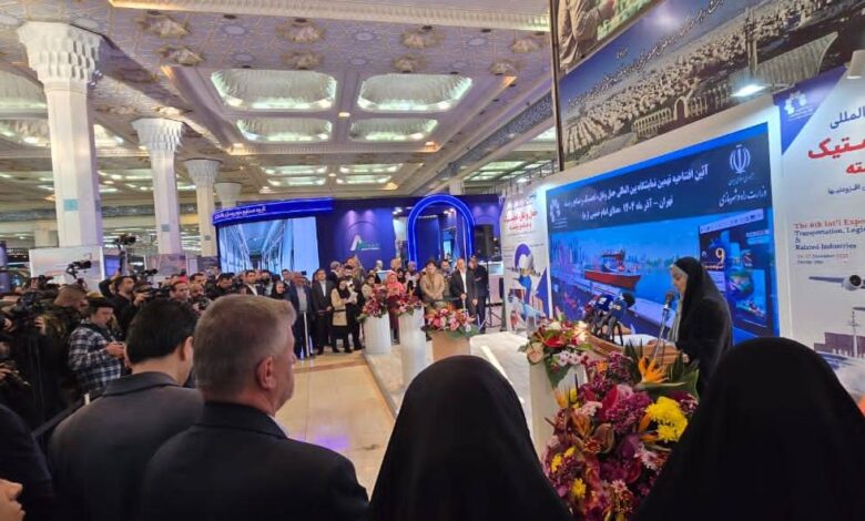 به گزارش پارسیان به نقل از روابط عمومی و اطلاع‌رسانی نمایشگاه: نهمین نمایشگاه حمل ونقل و لجستیک امروز یکشنبه 23 آذرماه 1404 در مصلی امام خمینی(ره) تهران گشایش یافت. رویدادی که از همان ساعات ابتدایی، یک تفاوت مهم با دوره‌های پیشین را به رخ کشید.