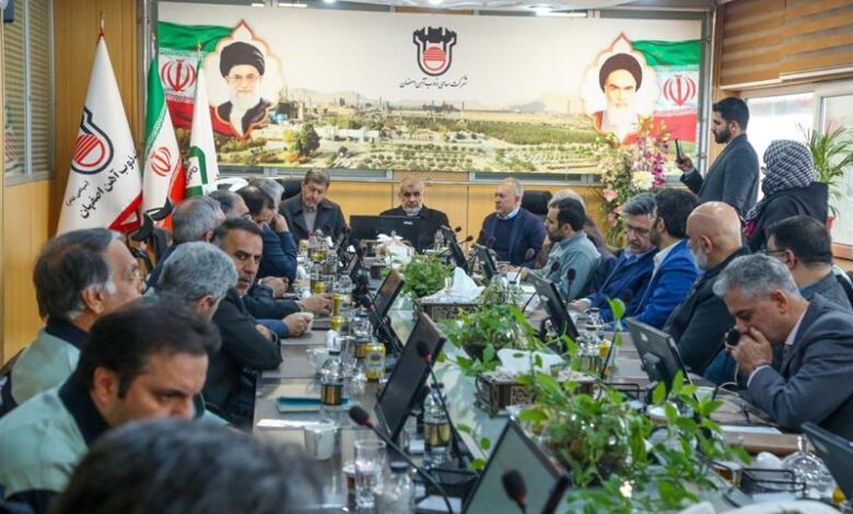 به گزارش پارسیان: دکتر علی نیکزاد، نایب‌رئیس اول مجلس شورای اسلامی، به همراه دکتر مهدی جمالی‌نژاد استاندار اصفهان، روز جمعه ۲۸ آذرماه با حضور در ذوب‌آهن اصفهان، ضمن بازدید از خطوط تولید و ادای احترام به شهدای گمنام، در نشستی تخصصی به بررسی مسائل، چالش‌ها و نیازهای این شرکت پرداختند.