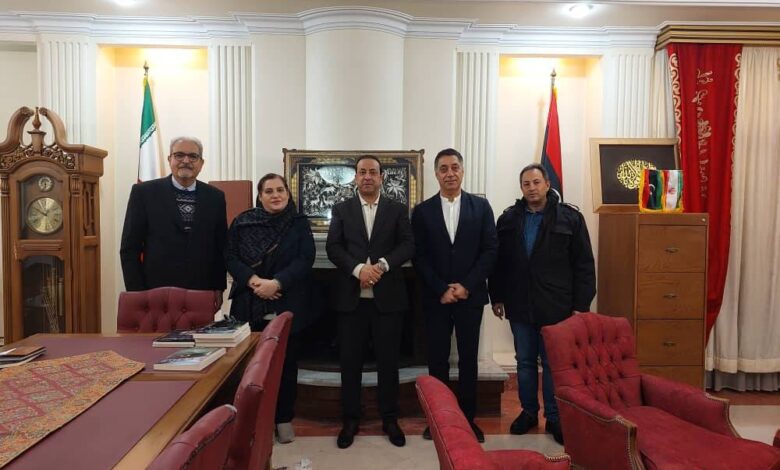 به گزارش پارسیان به نقل از ستاد خبری، جمعی از فعالان نمایشگاهی کشور روز شنبه ۲۹ آذر با حضور در سفارت لیبی در تهران، با سفیر این کشور دیدار کردند. هدف از این نشست بررسی راهکارهای افزایش تعاملات اقتصادی میان دو کشور از طریق برگزاری نمایشگاه‌ها و رویدادهای تجاری بود.