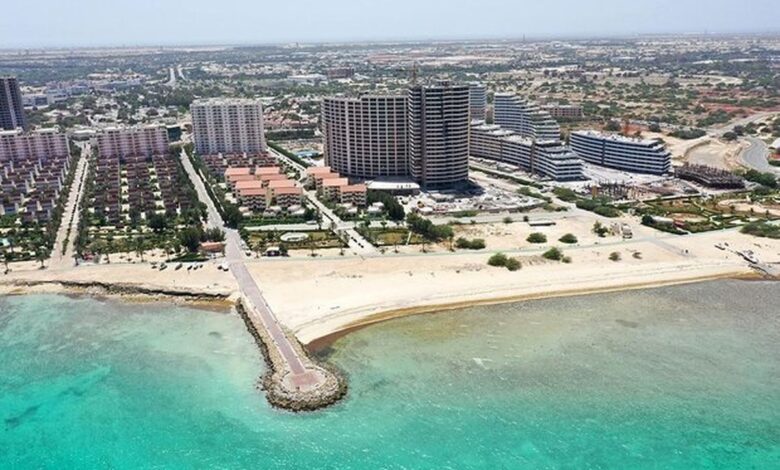 به گزارش پارسیان: این پروژه که سال‌ها از فعالیت آن در کیش می‌گذرد و شاکیان بسیار زیادی بعلت عدم اجراء تعهدات خود و عدم تحویل واحدهای فروخته شده به خریداران دارد اخیر معلوم نیست بر چه اساسی و با کدام مجوز در حالی که هنوز انبوهی از تعهدات قبلی خود را انجام نداده است، دست به تبلیغات وسیعی در سطح کیش برای پیش فروش واحد‌های جدید زده و با کلید واژه "اعتبار " ده‌ها بیلبورد و تابلوهای تبلیغاتی در سطح فرودگاه کیش نصب کرده است تا توجه مسافران و گردشگران کیش را در بدو ورود به کیش به‌خود جلب کند و عملا بی‌اعتباری و بی‌اعتمادی را تبلیغ کند!