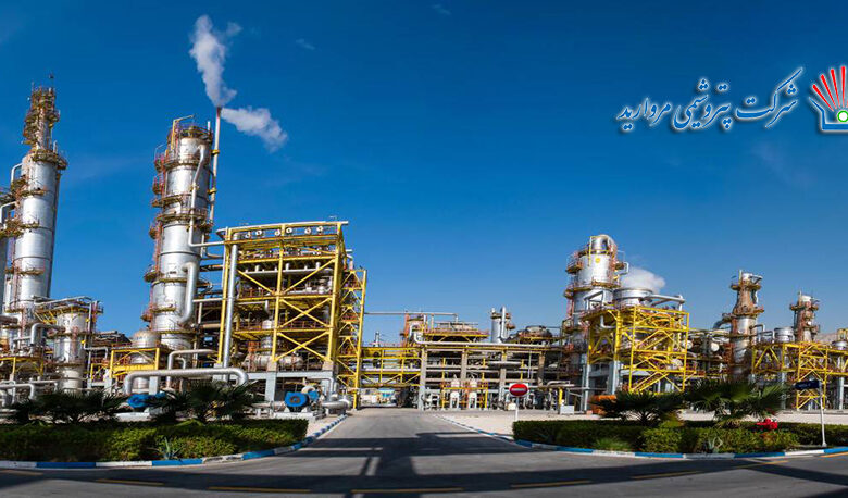 به گزارش پارسیان به نقل از روابط عمومی و امور فرهنگی پتروشیمی مروارید؛ درآمدهای عملیاتی شرکت با رشد ۳۱ درصدی از ۸۴,۷۰۰ میلیارد ریال در شش ماه سال گذشته به ۱۱۱,۴۶۰ میلیارد ریال در نیمه نخست سال جاری رسیده است. این افزایش، بیانگر پایداری تولید و مدیریت موفق در بازار فروش است.