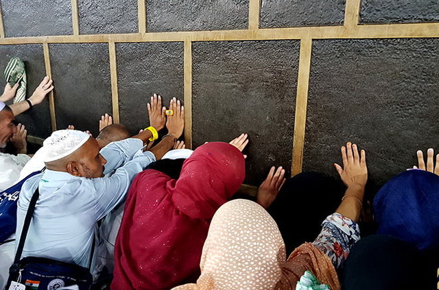 علی‌رضا رشیدیان، رئیس سازمان حج و زیارت در ورود به شهر مدینه در عربستان گفت: عملیات عمره ۱۴۰۴ اکنون به نیمه خود رسیده است. با توجه به برنامه‌ریزی‌های انجام شده، پیش‌بینی می‌شود اعزام زائران عمره برای سال جاری تا دهم فروردین‌ماه ادامه یابد تا مشتاقان زیارت بتوانند از فضایل ماه‌های رجب، شعبان و رمضان بهره‌مند شوند.