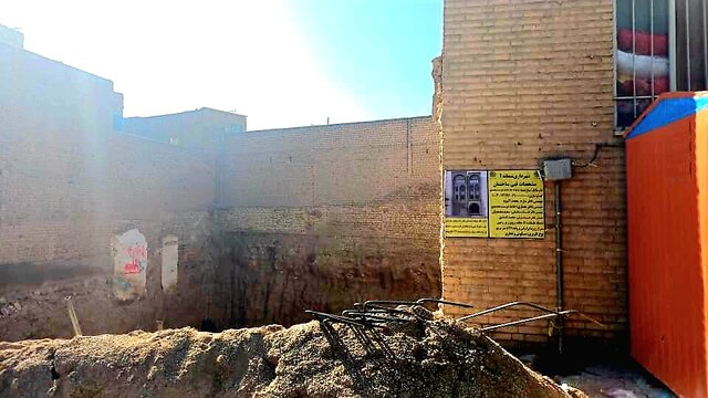 خانه‌ای تاریخی در یکی از محله‌های کهن شهر سمنان که برج افشاری، مهمترین بازمانده حصار دفاعی دوره نادرشاه افشار در آن واقع شده، با صدور مجوز ساخت یک سازۀ پنج‌طبقه، در تهدید قرار گرفته؛ موضوعی که بار دیگر مطالبه ثبت ملی این اثر و سامان‌دهی بافت تاریخی پیرامون آن را به صدر دغدغه‌های فعالان میراث فرهنگی استان رسانده است.