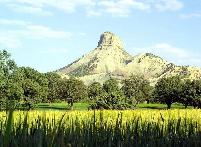  کوه قلاقیران در نزدیکی مرکز استان ایلام، شهر ایلام و در فاصله‌ ۵ کیلومتری غرب این شهر یعنی در شهرستان چوار، بخش چوار و در نزدیکی تفرجگاه ششدار قرار گرفته است. به سبب نزدیکی خود به تفرجگاه ششدار و منجل، دارای موقعیت جغرافیایی ویژه‌ای است. موقعیت جغرافیایی خاص، تاریخ غنی و سنگ‌های رسوبی زیبای این کوه باعث شده تا قلاقیران که در سال ۱۳۸۲ به ثبت ملی نیز رسیده است