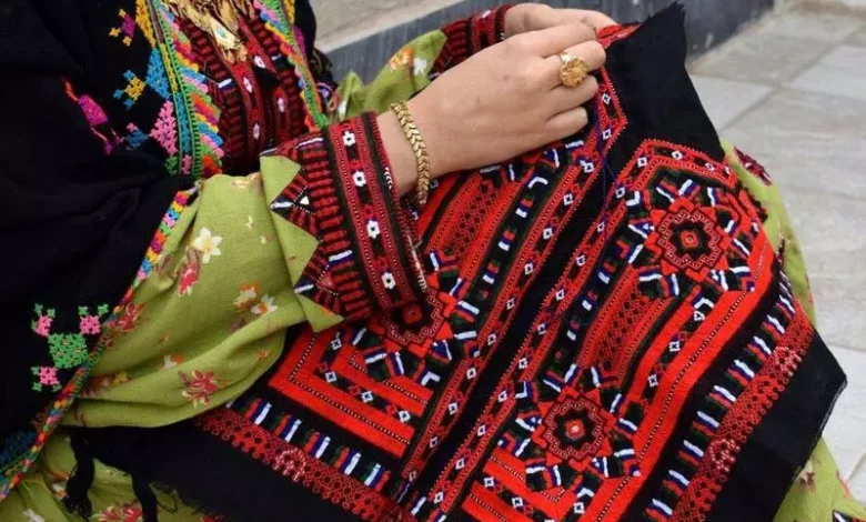 عمدۀ فروش هنرمندان و کارآفرینان صنایع دستی از طریق شبکه‌های اجتماعی به ویژه اینستاگرام بوده است. برخی می‌گویند مجبور شدند پس از قطعی اینترنت و کنسل شدن سفارش‌هایی که برای نوروز گرفته بودند، کارگاه‌هایشان را تعطیل کنند. برخی اظهار می‌کنند در این مدت فروش‌شان به صفر رسیده است و اگر شرایط به همین شکل پیش برود، مجبورند یا تغییر شغل دهند یا اقدام به مهاجرت کنند.