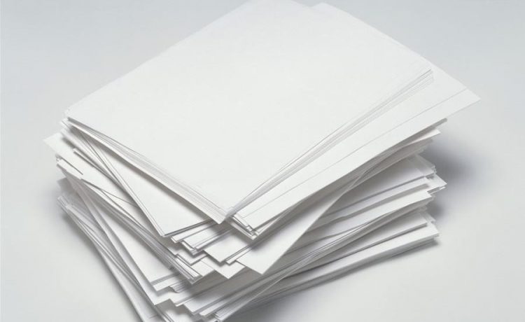 سیدعباس صالحی، وزیر فرهنگ و ارشاد اسلامی، امروز چهارشنبه، ۱۷ دی‌ماه در حاشیه هجدهمین دوره جایزه جلال آل احمد، در جمع خبرنگاران در پاسخ به پرسش ایسنا درباره حذف ارز ترجیحی و سرنوشت کاغذ، گفت: همانطور که اشاره کردید، با توجه به دو نرخی بودن ارز تلاش کردیم و  جلساتی با آقای عارف و دوستان برنامه و بودجه و دیگران داشتیم تا کاغذ در فضای نرخ تالار اول قرار بگیرد. خب ۲۰ میلیون دلار، هم در کاغذ تحریر و هم کاغذ مطبوعات گرفتیم. داشتیم  مسیر  واردات را طی می‌کردیم و درخواست‌ها و سفارش‌ها انجام شده بود. برنامه دولت هم در کوتاه‌مدت، شاید این نبود که برای سال ۱۴۰۴ بخواهد تک‌نرخی بودن ارز را انجام دهد. با سیاستی که الان  اتخاذ شد، کل کالاها از جمله کاغذ مشمول این داستان شدند.