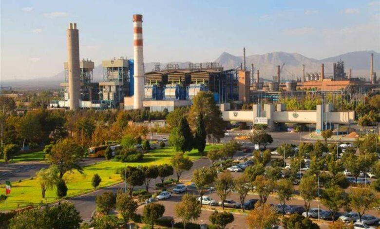 به گزارش پارسیان: درآمد عملیاتی ذوب‌آهن با رشد ۱۱ درصدی به حدود ۳۰ هزار میلیارد تومان و سود ناخالص آن از ۱۱ میلیارد تومان در نیمه نخست سال گذشته، به ۱,۰۹۹ میلیارد تومان در 6 ماهه سال 1404 رسیده است. این رشد نشان می‌دهد که شرکت علاوه بر بهبود شرایط فروش، از مسیر اصلاح ساختار تولید و کاهش بهای تمام‌شده نیز گام‌های مؤثری برداشته است؛ به‌گونه‌ای که با تغییر در ترکیب مواد اولیه و حرکت به سمت کاهش هزینه‌ها از جمله حذف خرید گندله، کنترل هدفمند خرید تجهیزات و استفاده حداکثری از ظرفیت‌ها و منابع داخلی، توانست فشار هزینه‌ای را مهار کند. همچنین افزایش تولید محصولات صنعتی و با ارزش افزوده بالا نظیر ریل ـ همراه با رکوردشکنی در تولید این محصول ـ نقش مهمی در رشد درآمدها داشته است.