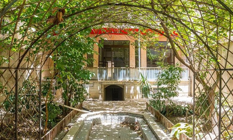 دست کم از سال ۱۳۹۱ زمزمه‌های تخریب خانه پدری فروغ فرخزاد (شاعر معاصر متولد ۱۳۱۳ و درگذشته ۱۳۴۵) واقع در انتهای کوچه خادم آزاد در محله امیریه تهران توسط مالکان این خانه شنیده می‌شد که در سال ۱۳۹۷ بار دیگر قوت گرفت. در پی این موضوع شهرداری وقت تهران  قول‌هایی برای حفظ این خانه  داد و سازمان وقت میراث فرهنگی هم مهرماه همان سال خبر داد که خانه به ثبت ملی رسیده است. در نهایت با پیگیری‌های بسیار  سرانجام مهر ۱۴۰۰ خانه به تملک شهرداری درآمد و اعلام شد کارهای مرمت آن آغاز و به زودی به روی علاقه‌مندان باز می‌شود که این اتفاق تاکنون (دی ۱۴۰۴) نیفتاده است. به تازگی خبرهایی منتشر شد مبنی بر اینکه شهرداری از تخصص بودجه برای بازسازی خانه امتناع کرده و خانه پاتوقی برای معتادان شده است. 