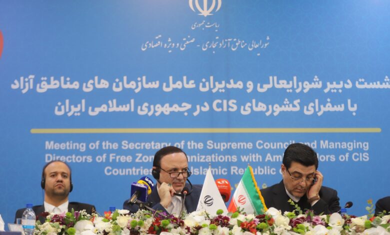 به گزارش پارسیان به نقل از روابط‌عمومی و امور بین‌الملل سازمان منطقه آزاد انزلی، در این نشست، رضا مسرور دبیر شورای‌عالی مناطق آزاد و ویژه اقتصادی با تأکید بر نقش‌آفرینی مناطق آزاد در دولت چهاردهم، اظهار کرد: هدف اصلی از برگزاری این نشست، آشنایی دقیق سفرای کشورهای همسایه با ظرفیت‌ها و فرصت‌های متنوع مناطق آزاد ایران و فراهم‌سازی بستر همکاری‌های پایدار اقتصادی است.