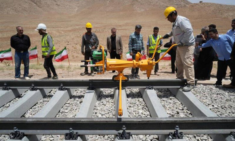 به گزارش پارسیان: عباس خطیبی معاون شرکت ساخت و توسعه زیربناهای حمل و نقل کشور "سه راه آهن چابهار-زاهدان، میانه- اردبیل و مبارکه-سفیددشت-شهرکرد "را در بخش‌های ریل‌گذاری، درصد پیشرفت پروژه‌ها، اهمیت استفاده از ریل ملی، تاثیری‌گذاری این طرح‌ها در دو بُعد ملی و بین‌المللی و جزییات بهره‌برداری از آنها را به تفصیل در گفت‌وگویی با ذوب‌آهن اصفهان مطرح نموده است که در ادامه می‌خوانید.