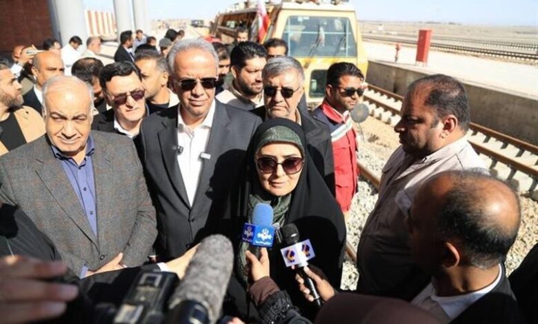 به گزارش یونا: فرزانه صادق در این سفر با حضور در ایرانشهر از ایستگاه راه‌آهن و روند احداث خط ریلی چابهار–زاهدان بازدید کرد؛ پروژه‌ای راهبردی که نقش کلیدی در اتصال بندر اقیانوسی چابهار به شبکه ریلی سراسری و تقویت جایگاه ترانزیتی کشور در کریدورهای بین‌المللی ایفا می‌کند.