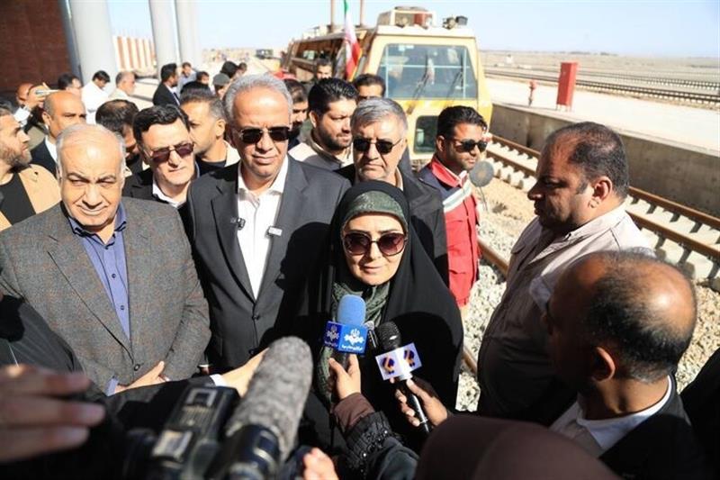 به گزارش یونا: فرزانه صادق در این سفر با حضور در ایرانشهر از ایستگاه راه‌آهن و روند احداث خط ریلی چابهار–زاهدان بازدید کرد؛ پروژه‌ای راهبردی که نقش کلیدی در اتصال بندر اقیانوسی چابهار به شبکه ریلی سراسری و تقویت جایگاه ترانزیتی کشور در کریدورهای بین‌المللی ایفا می‌کند.