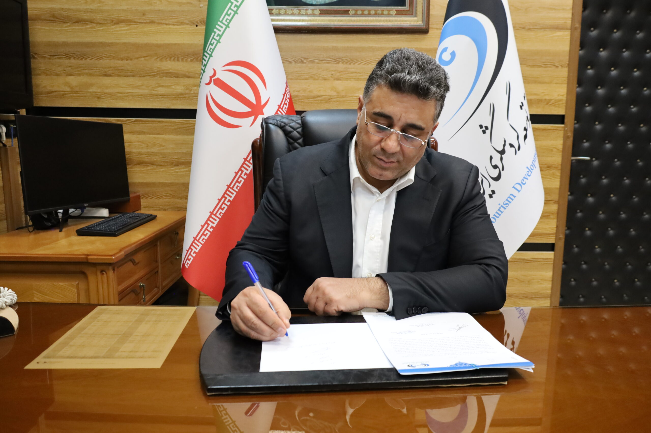 به گزارش پارسیان: در چنین هنگامه‌ای، صنعت گردشگری نه فقط به‌منزله‌ی بخشی از اقتصاد، بلکه به‌عنوان نهاد فرهنگی و اجتماعی بازآفرینِ امید و پیوستگی ملی جایگاه ویژه‌ای می‌یابد.