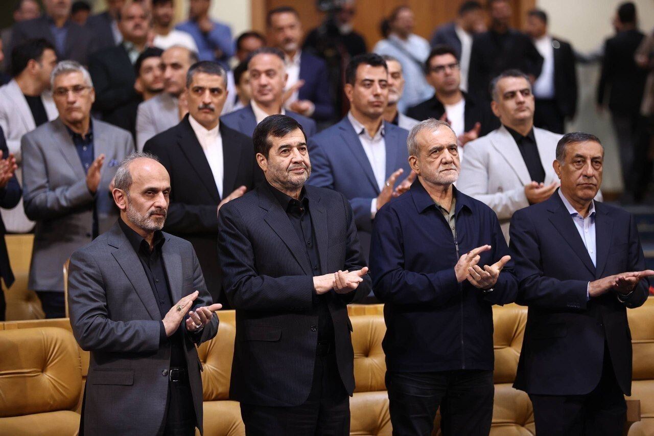 مراسم قهرمان ایران، حضور رئیس جمهور، وزیر ورزش و جوانان، کودکان شهید میناب، گرامیداشت یاد شهدا، قهرمانان ایران
