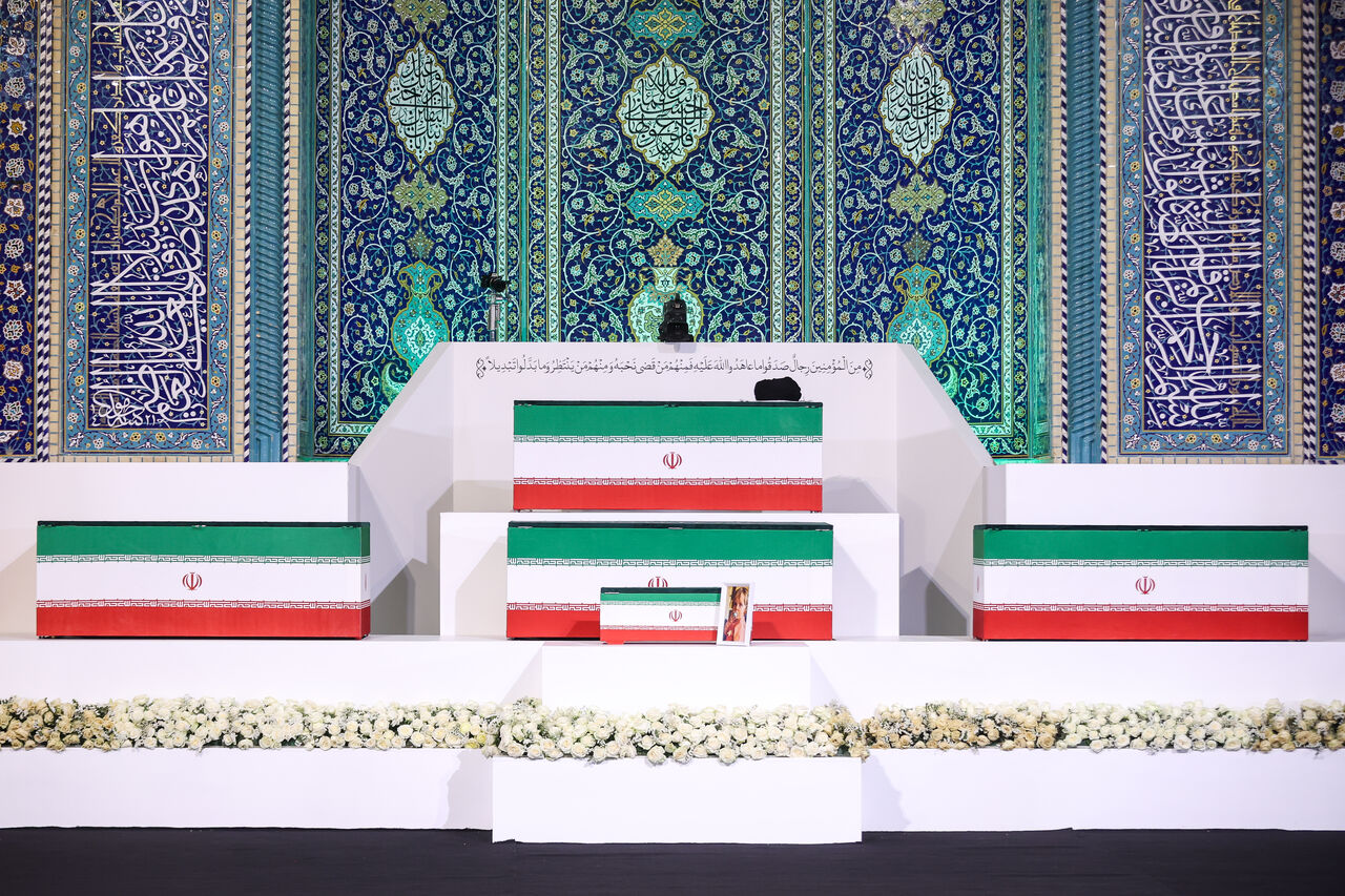 ادای احترام هیات‌های بین‌المللی به پیکر رهبر شهید انقلاب ایران – پارسیان