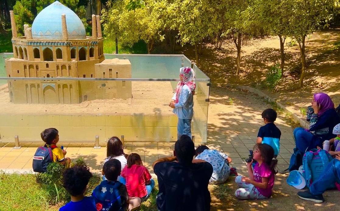 کودکان در باغ موزه مینیاتور منطقه ۸، راویان میراث تاریخی ایران شدند – پارسیان