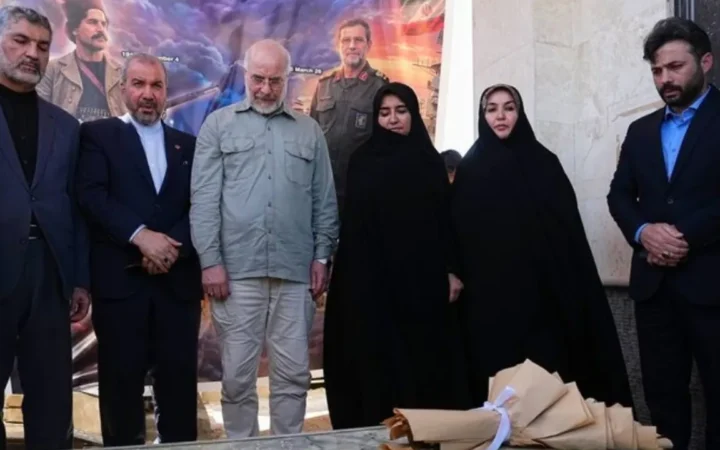 ادای احترام قالیباف به سردار مقاومت ملی رئیسعلی دلواری در نجف اشرف