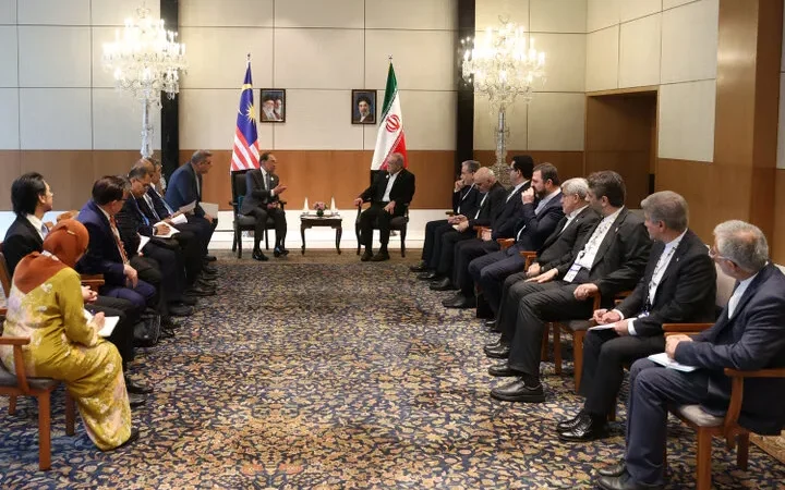 پزشکیان در دیدار نخست‌وزیر مالزی: به دنبال جنگ نیستیم/ امنیت خاورمیانه به دست کشورهای منطقه محقق می‌شود