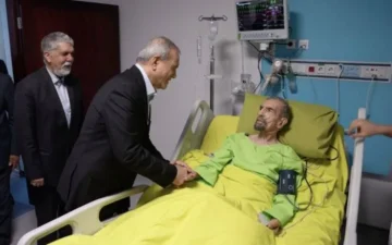پزشکیان در آستانه روز شعر و ادب فارسی به عیادت موسوی گرمارودی رفت
