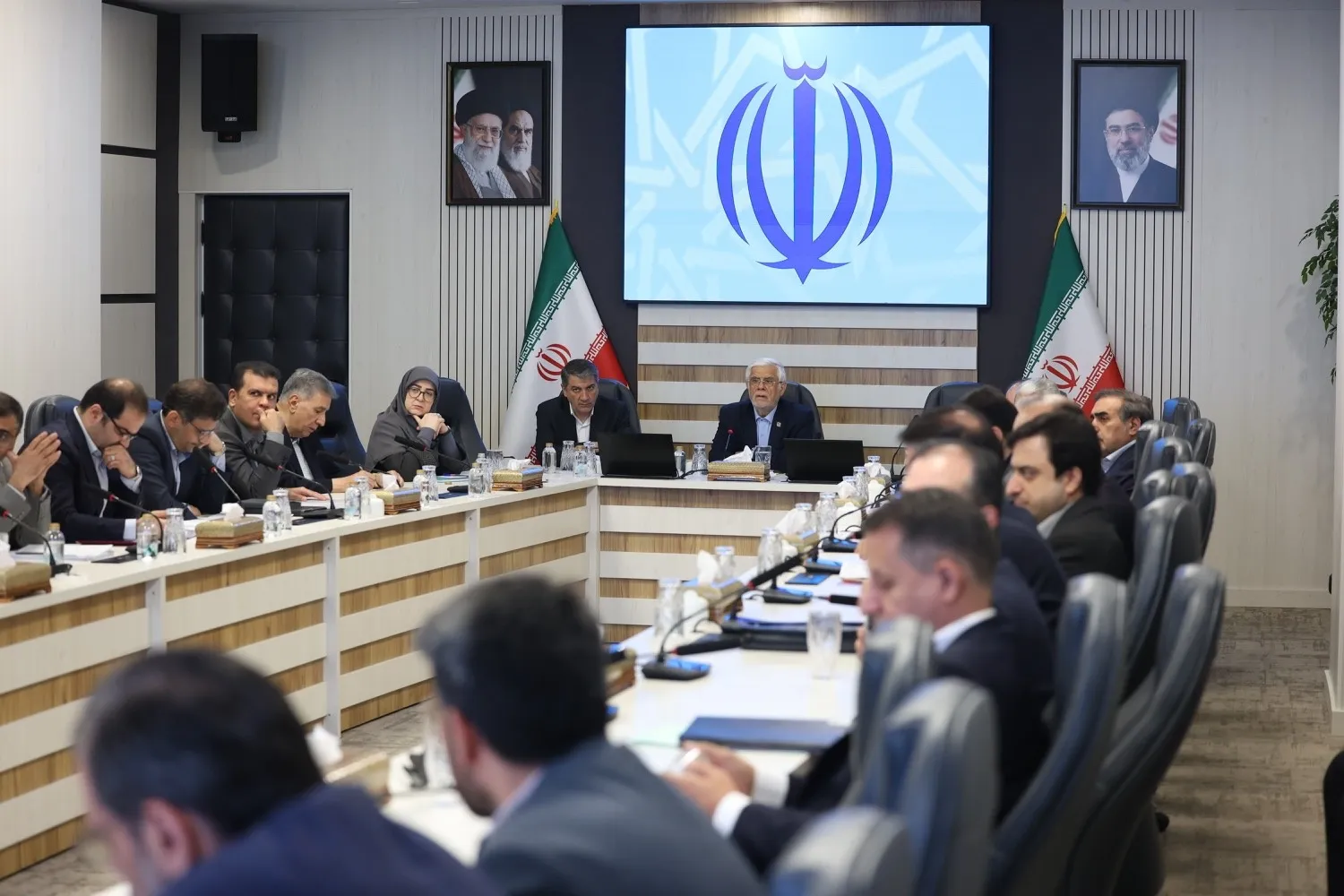 در کنار تهدیدها، ظرفیت‌های کشور را هم ببینیم؛ از مشکلات عبور می‌کنیم